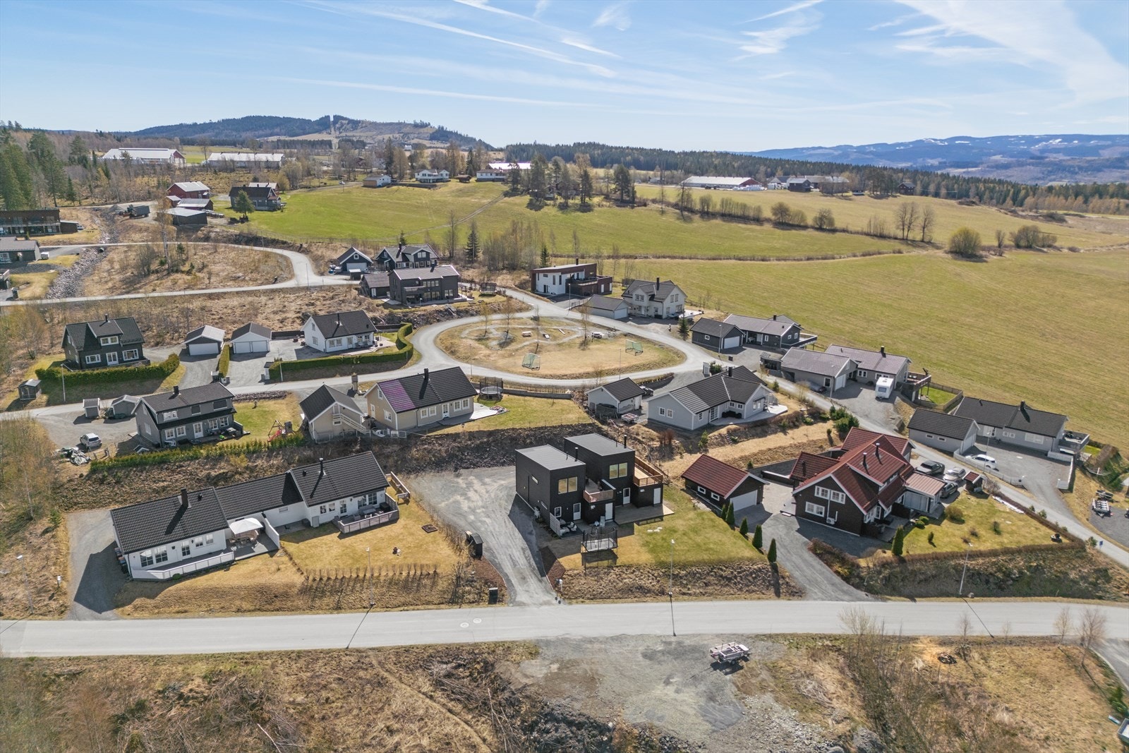 Midt i boligfeltet er det felles lekeplass med blant annet fotball-mål. Galleribilde