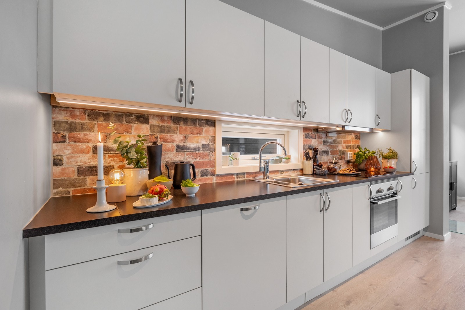 Kjøkken i tidløst design. Galleribilde