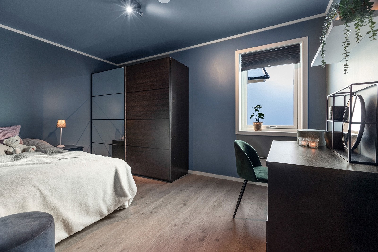 Soverom i 1. etasje med god plass for garderobeskap og skrivebord. Galleribilde