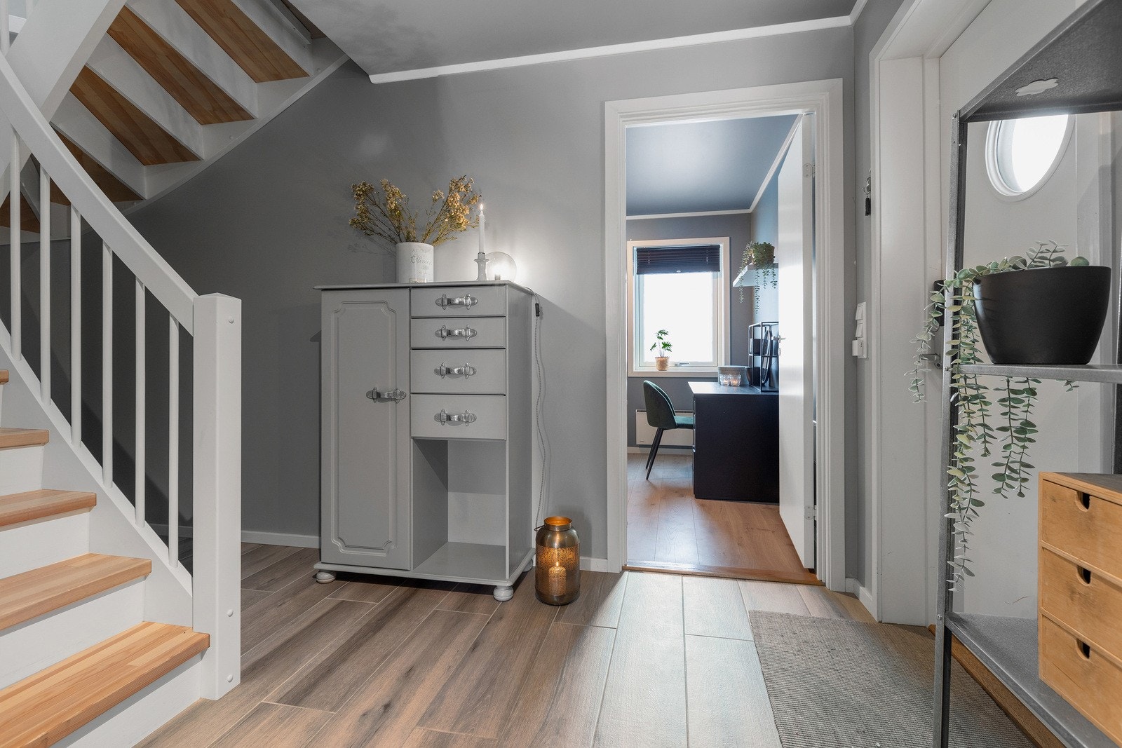 Entré/gang med lyse farger og god plass for omkledning og oppbevaring av yttertøy. Galleribilde