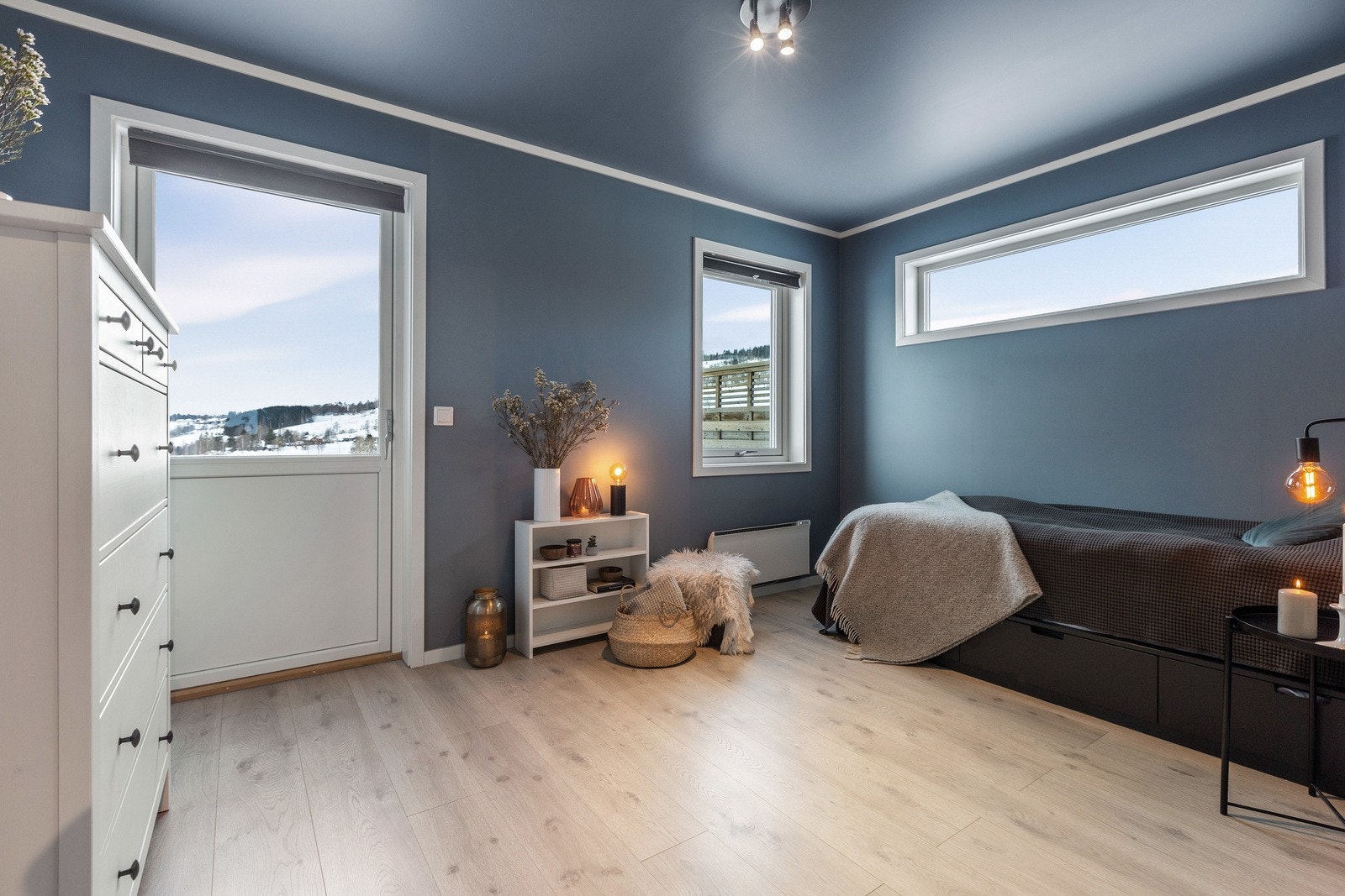 Fra dette soverommet i 1. etasje er det utgang til platting. Galleribilde