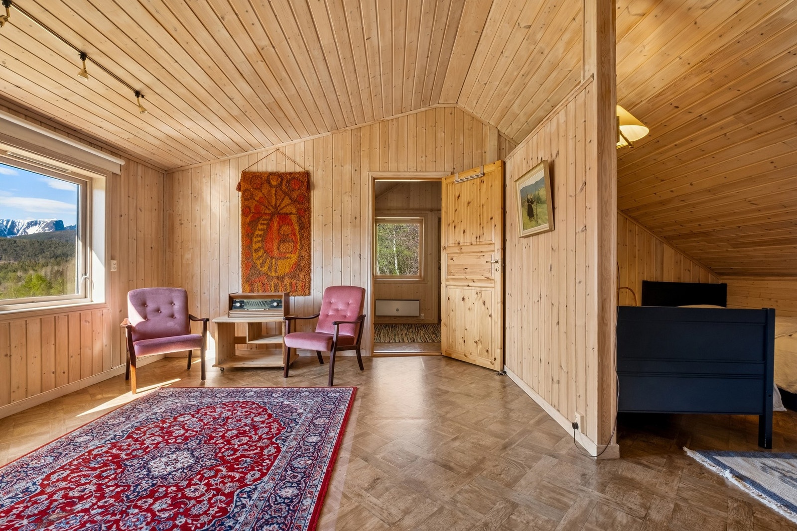 Loftstue og soverom. Utgang til veranda i 2. etasje. Galleribilde
