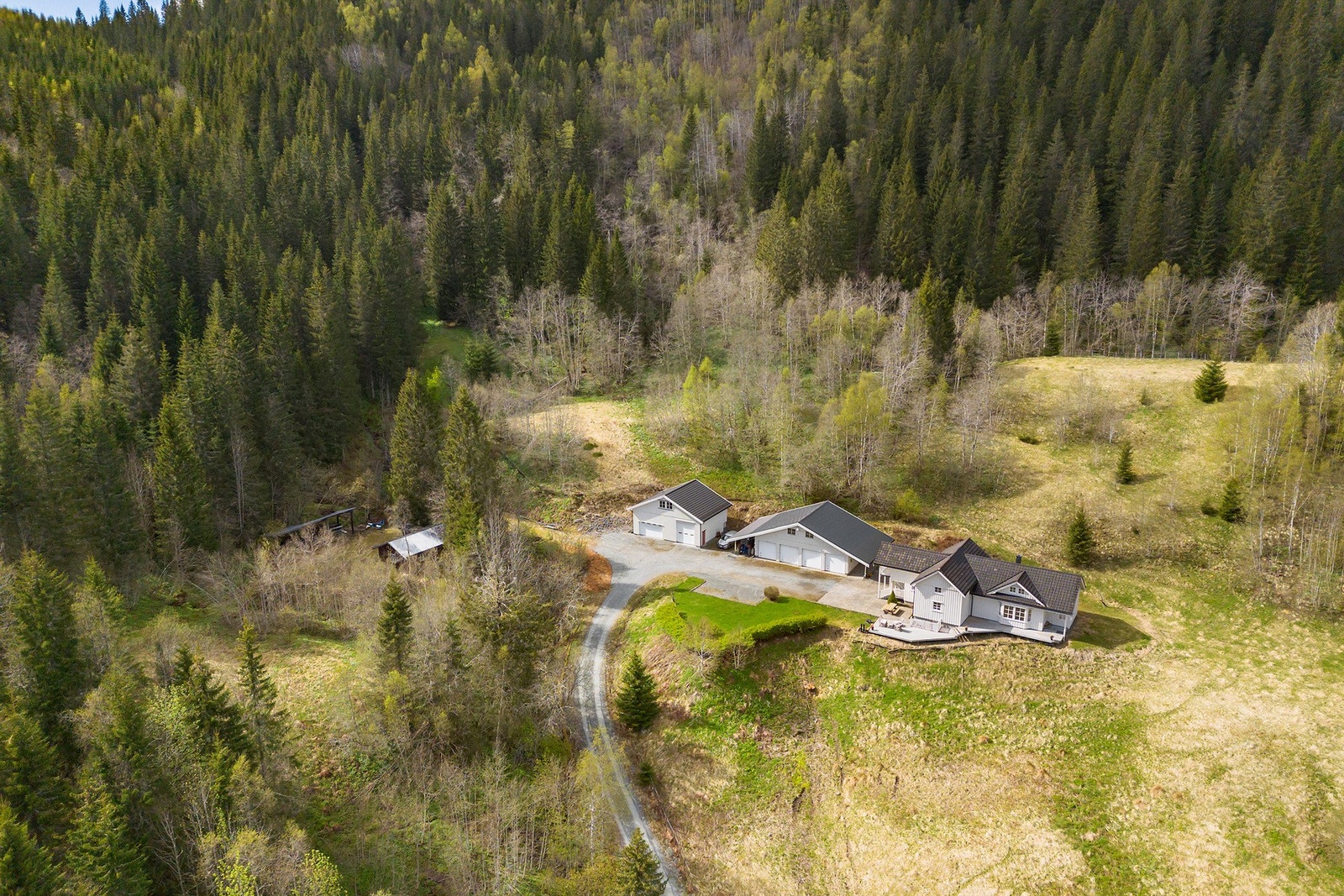 Boligen med sine 2 garasje / verksted anlegg har en usjenert beliggenhet. Galleribilde