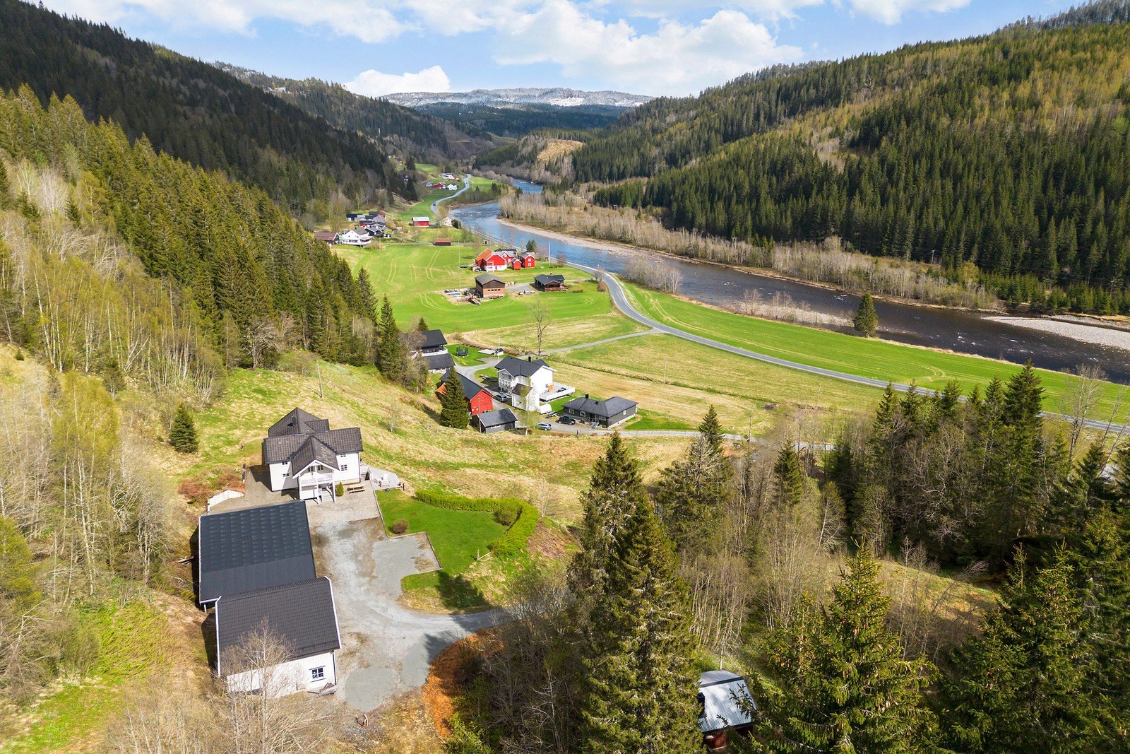 Eiendommen ligger øverst i dalen og har flott utsikt. Galleribilde