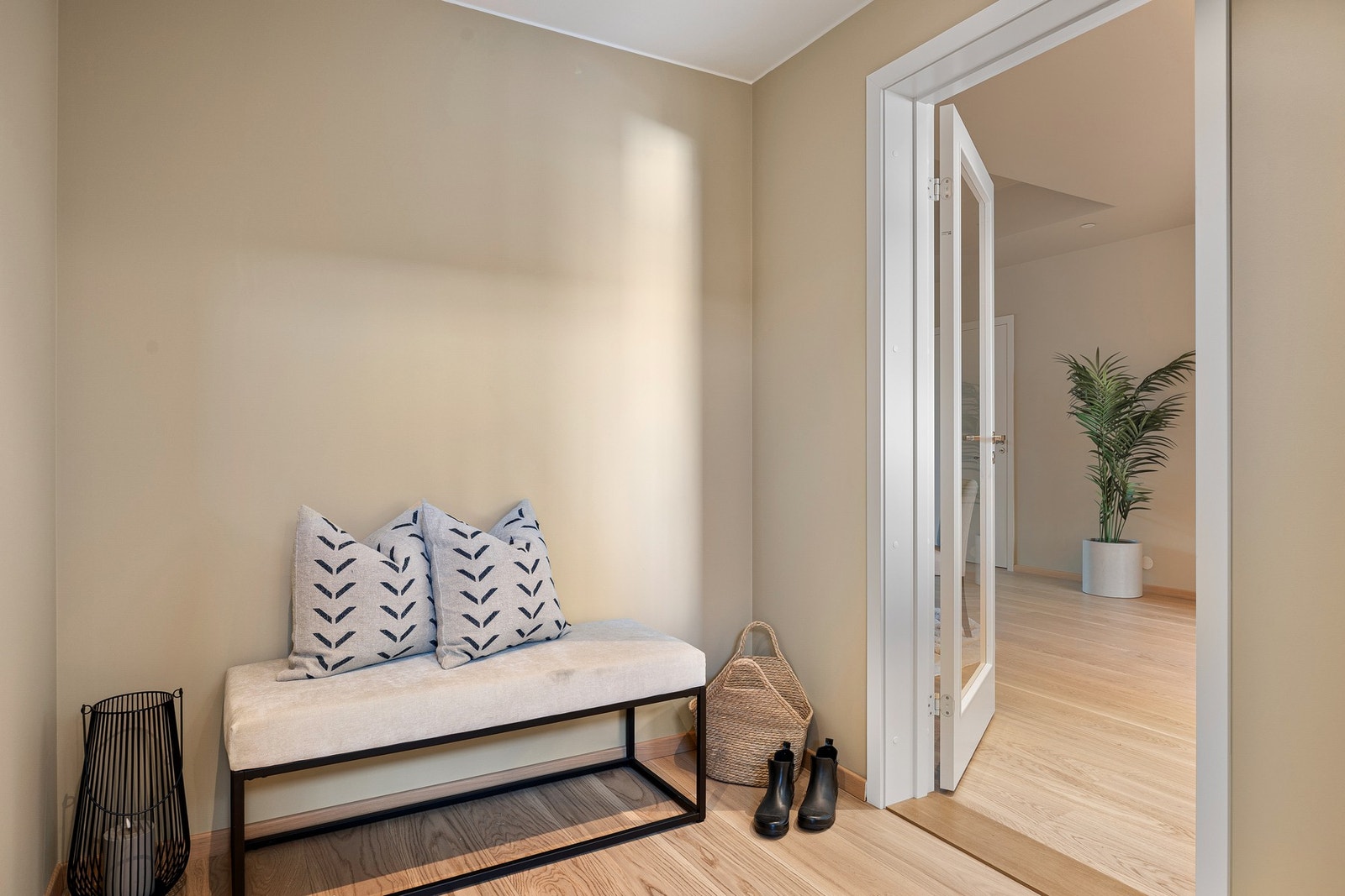 Romslig entré med plass til garderobeskap. Galleribilde