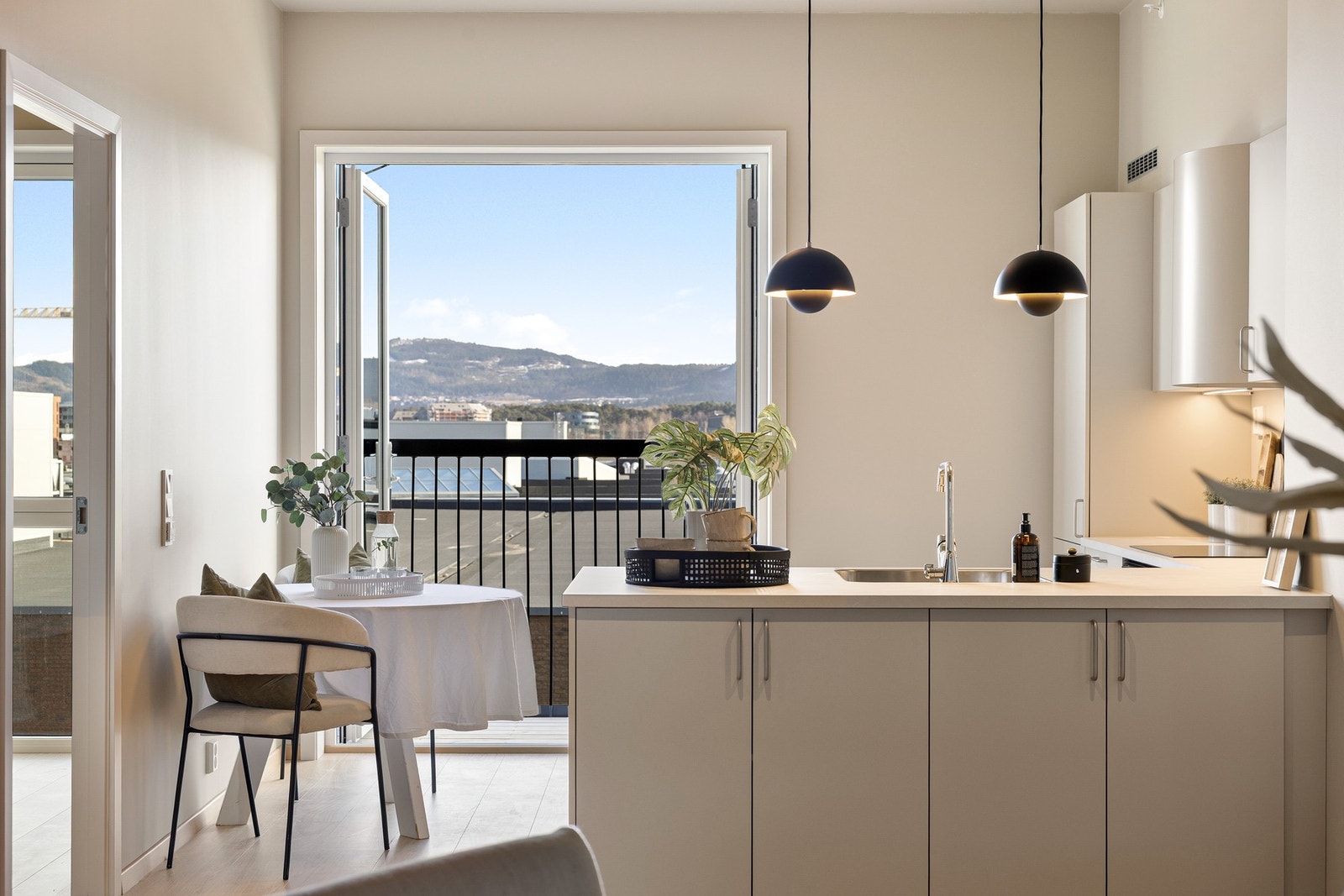 Den praktiske halvøyen gir ekstra arbeidsflate og fungerer som et naturlig samlingspunkt i rommet. Galleribilde