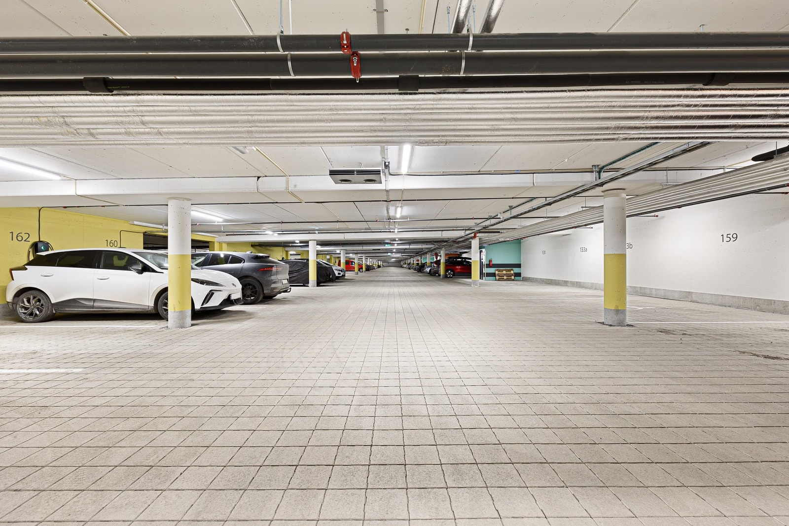 Det er mulighet for å kjøpe parkering. Pris kr 450.000,- pr plass. Galleribilde