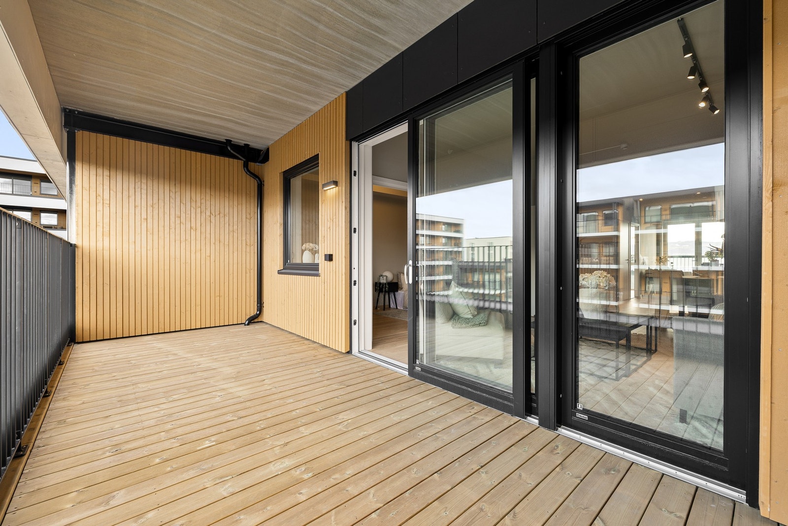 Her kan man nyte ettermiddag og kveldssolen. God plass til ønsket møblement. Galleribilde