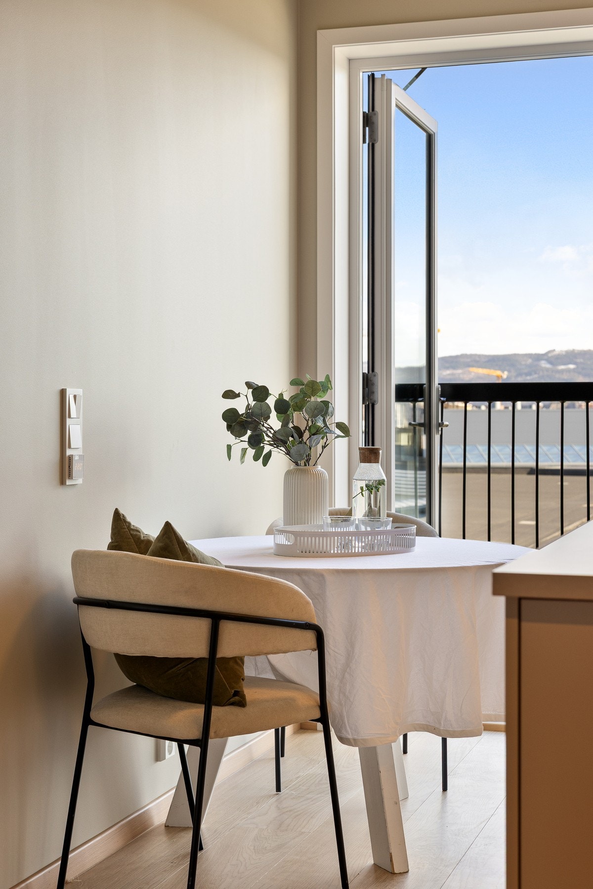 Fra kjøkkenet har man utgang til leilighetens andre balkong hvor man kan nyte morgenkaffen. Galleribilde