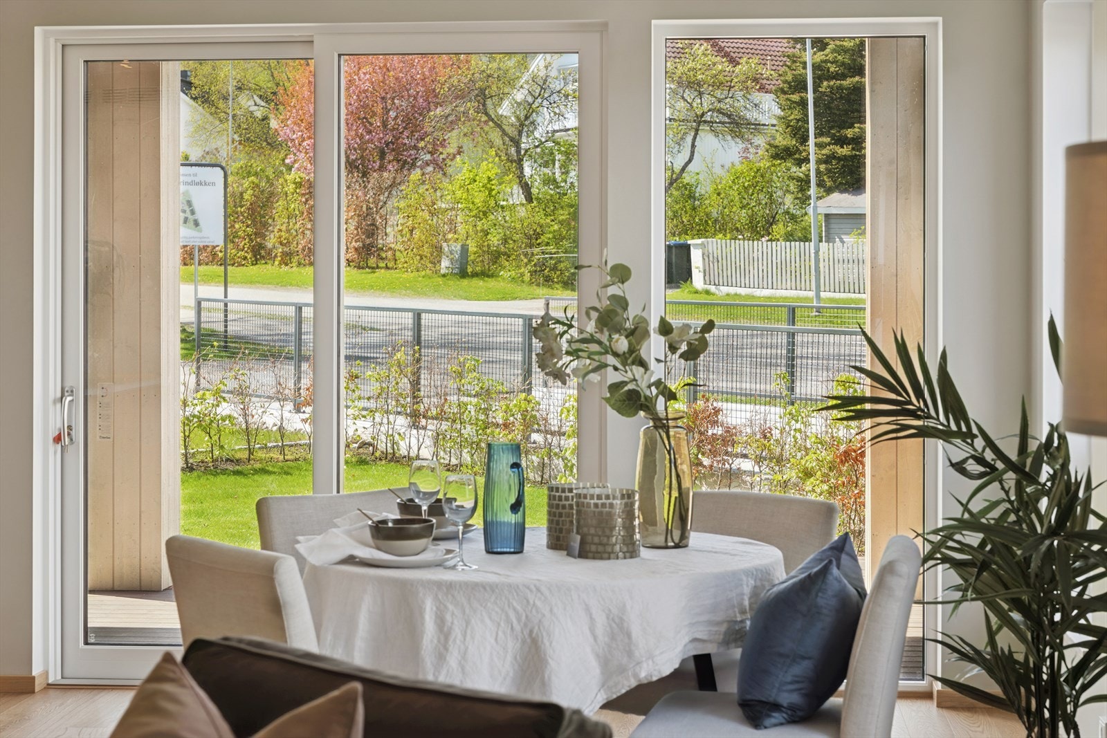 Lys og luftig leilighet med plass til hele familien rundt spisebordet. Galleribilde