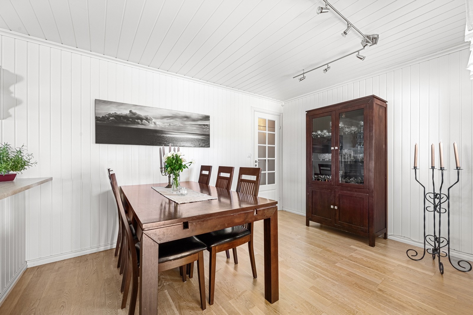 Det er plass til spisestue i tilknytning til kjøkken og stue. Galleribilde