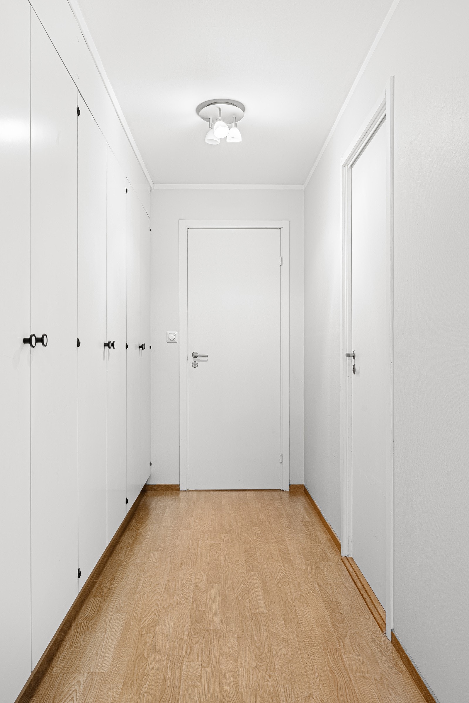 Soveromsgang med plassbygde, takhøye skap og gode oppbevaringsmuligheter. Galleribilde