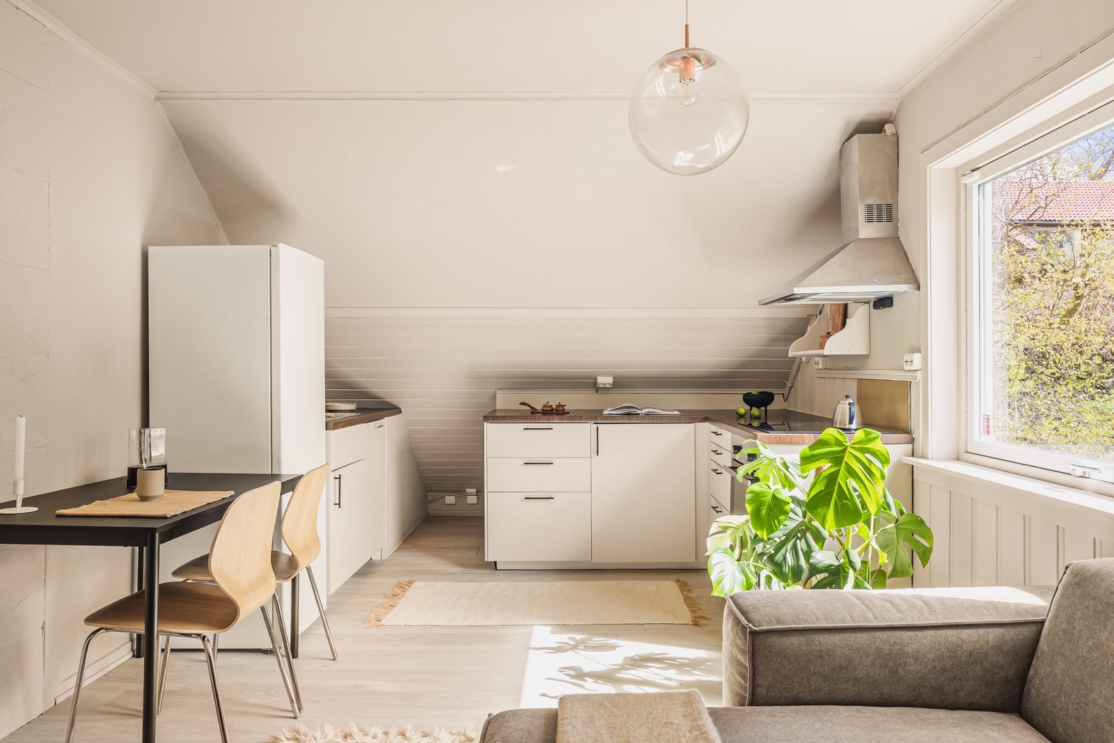 Kjøkkenet har en innredning av slette fronter og benkeplate av laminat. Galleribilde
