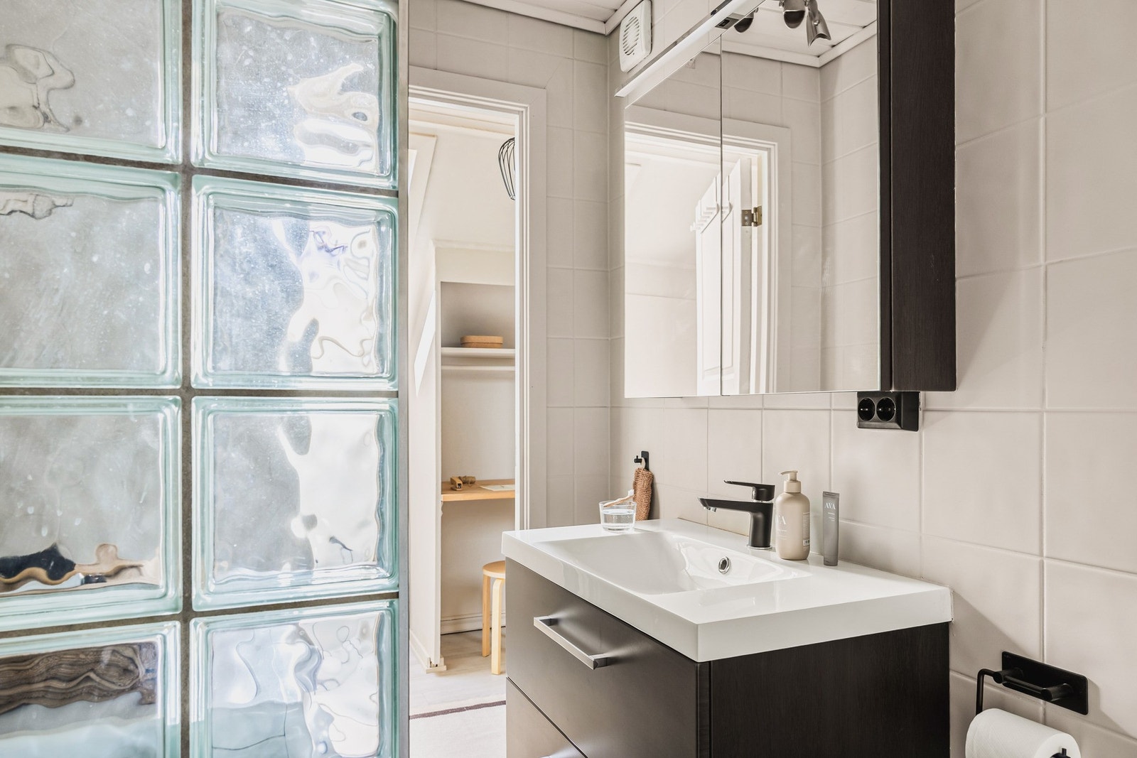 Badet måles til 3,7 kvm. og er helfliset med underliggende varmekabler. Flisene er malt i moderne farger. Galleribilde