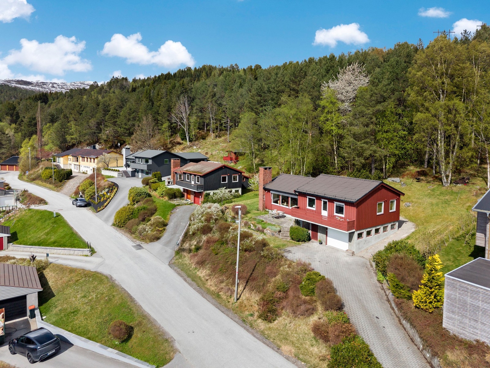 Eiendommen ligger høyt og fritt til med fantastisk utsikt. Galleribilde