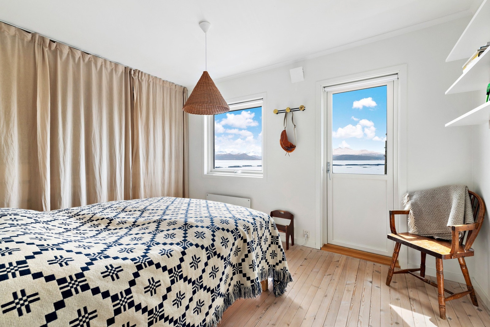 I soveromsfløyen er det totalt 4 soverom. Dette er hovedsoverommet med egen balkong. Galleribilde