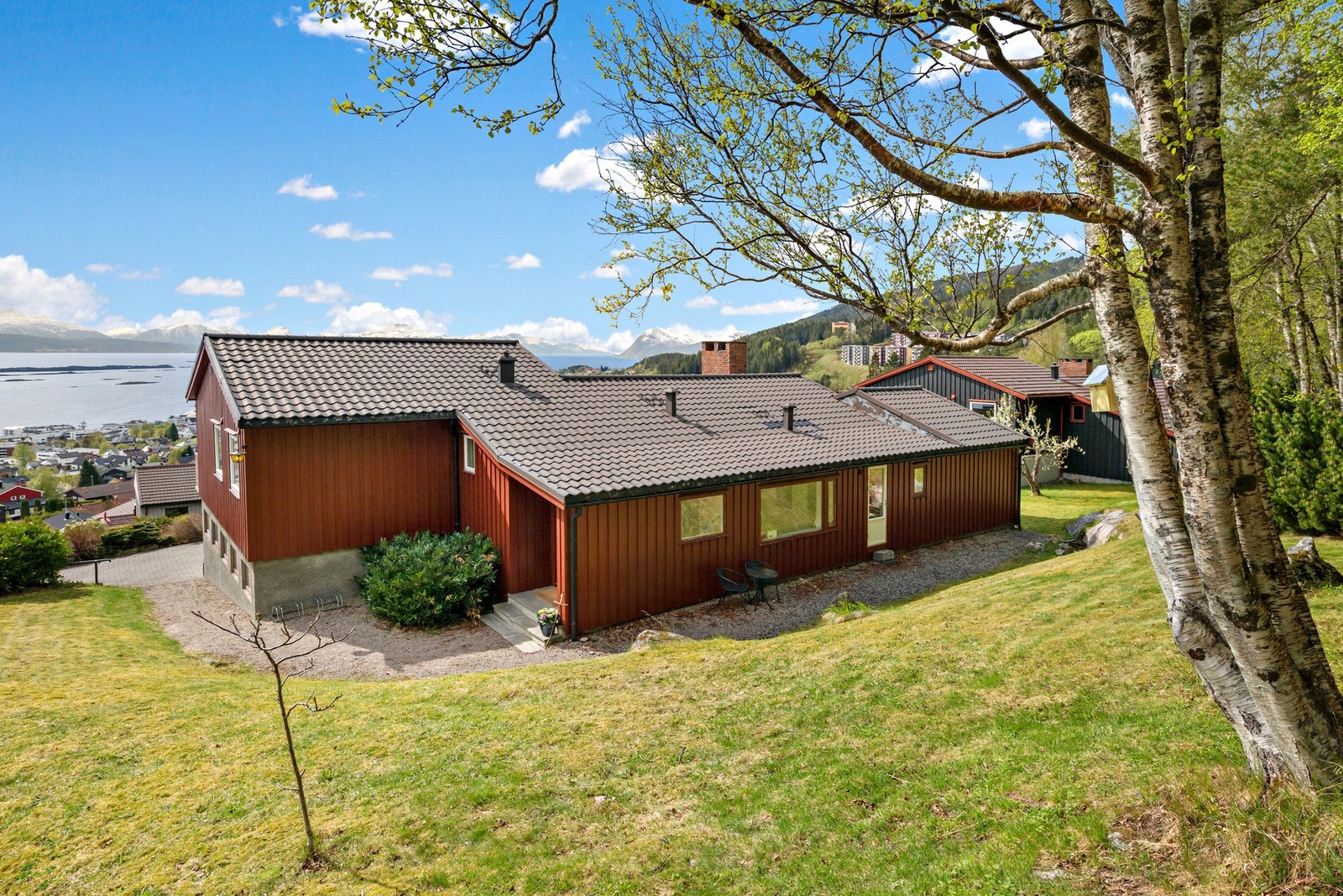 Eiendommen har en nydelig bakhage. Galleribilde