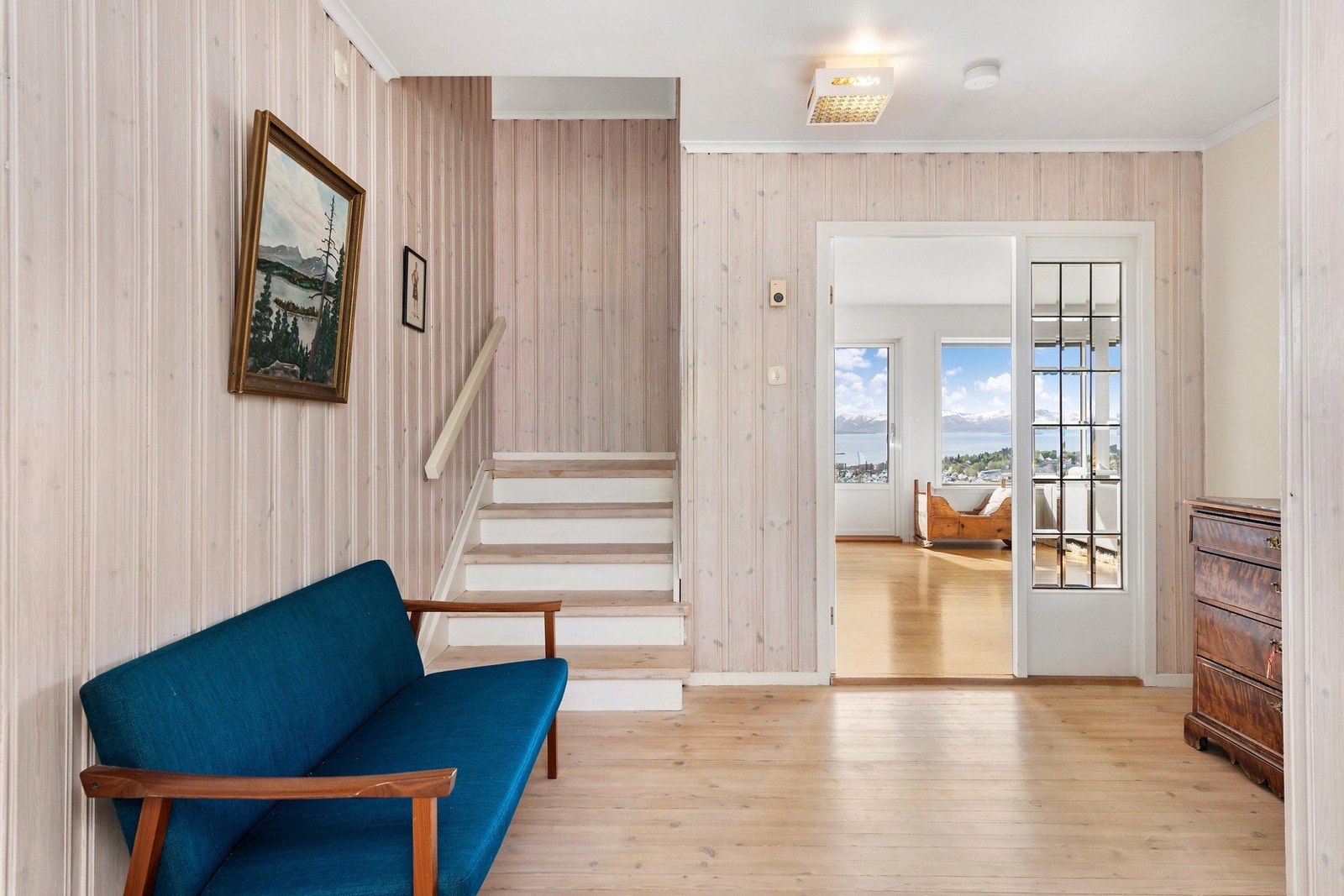 Romslig gang/hall mellom stue og soveromsfløy. Galleribilde