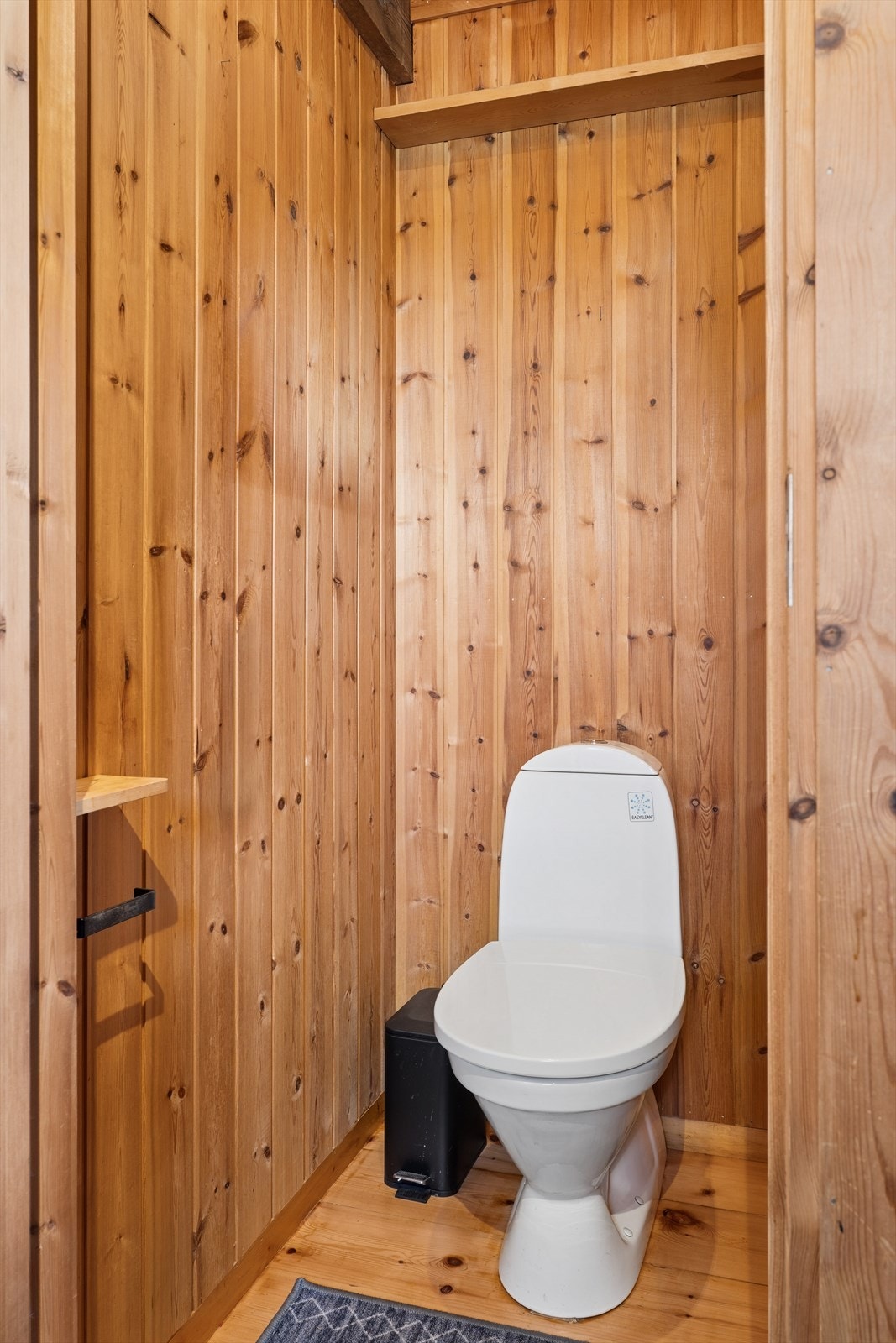 Separat toalettrom med panel på veggene. Galleribilde