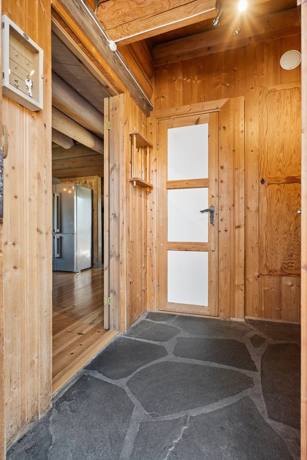 Velkommen inn!
Vindfanget har et slitesterkt gulv og leder videre inn i boligens oppholdsrom. Galleribilde
