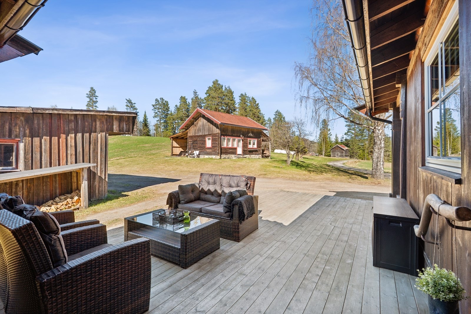 Den store terrasseplattingen strekker seg langs stuen og gir rikelig med plass for utemøbler. Galleribilde