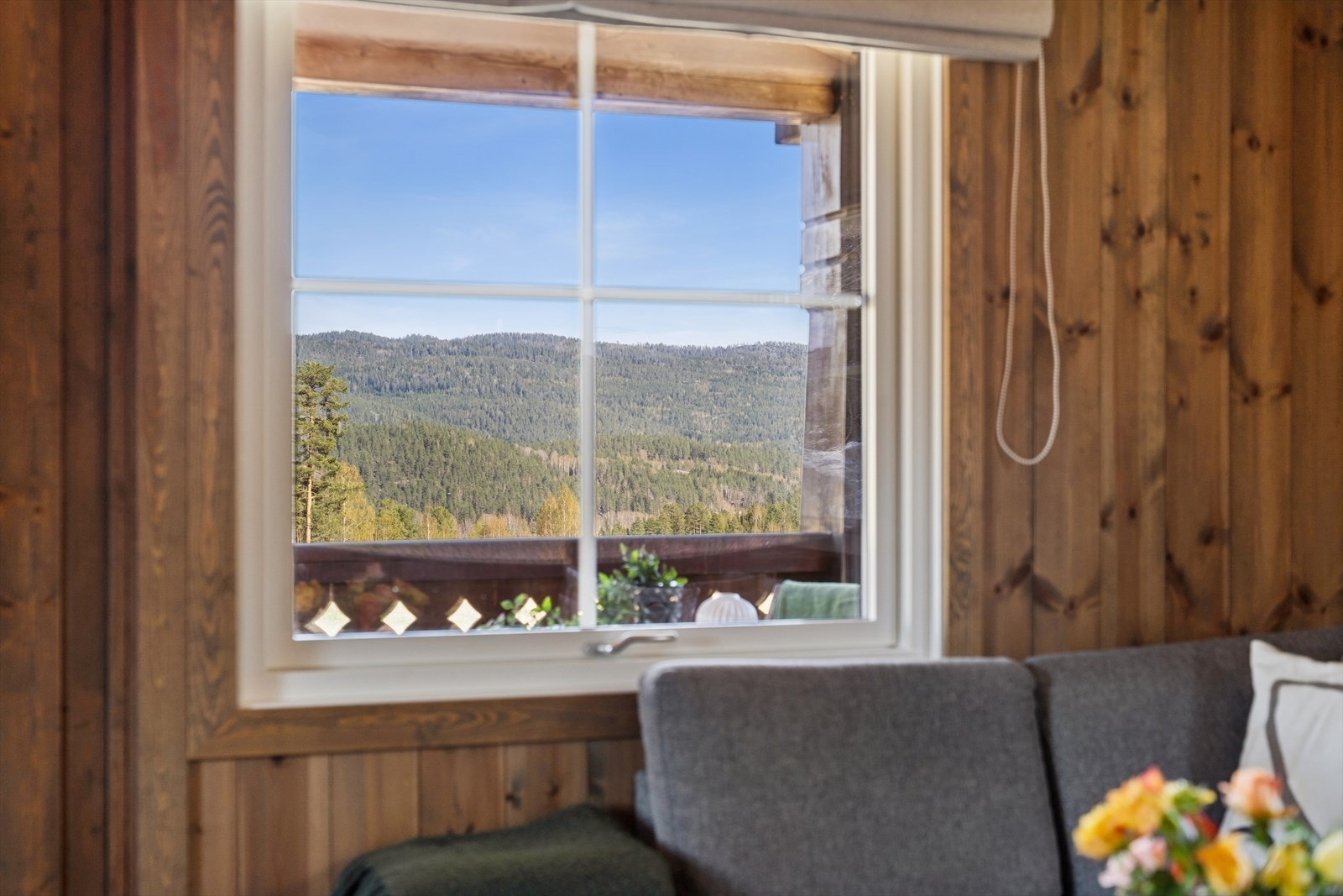 Vinduene med 3-lags glass rammer inn utsikten mot det omkringliggende landskapet. Galleribilde