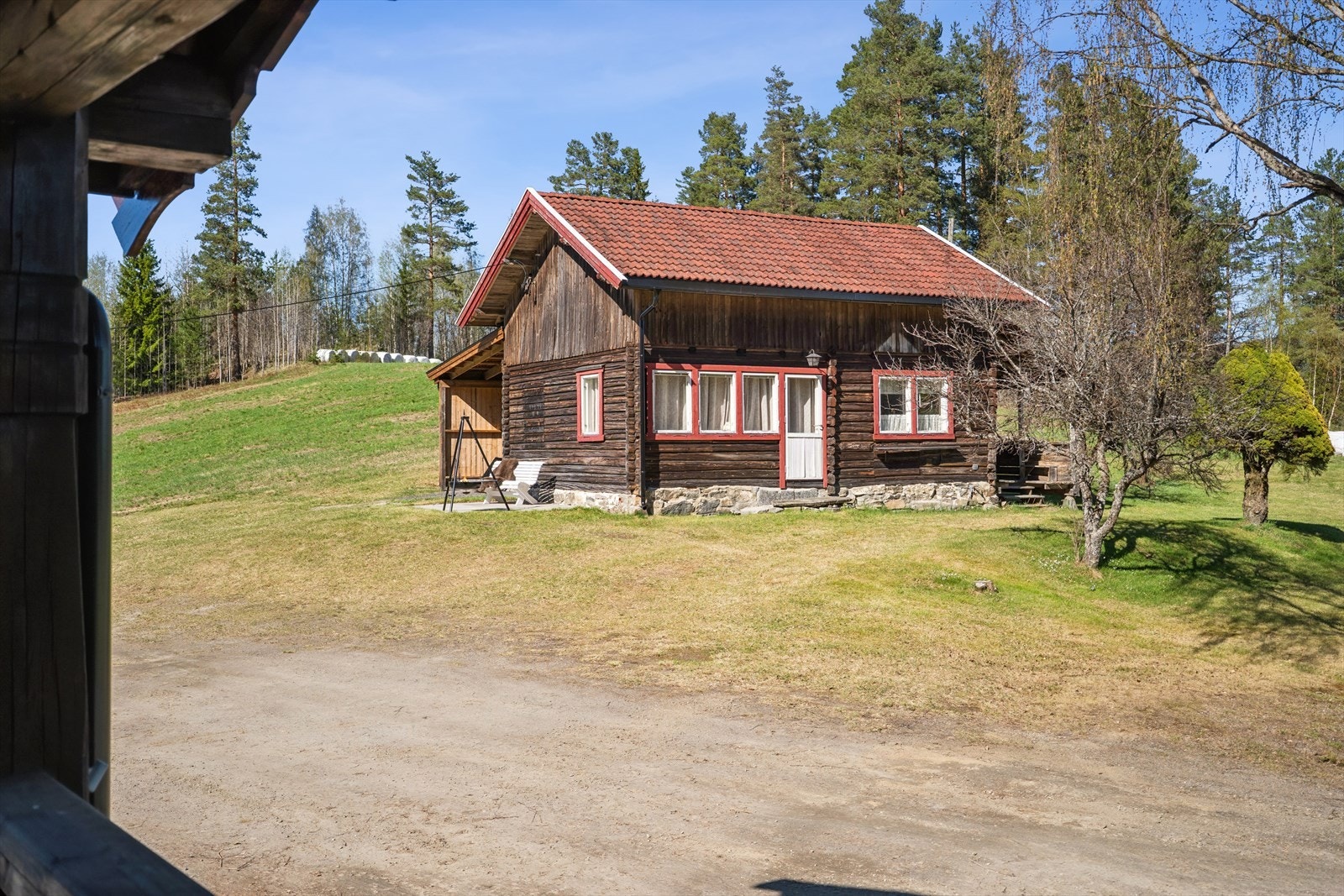 Sidebygningen er en eldre laftet bygning fra ca. 1900. Galleribilde