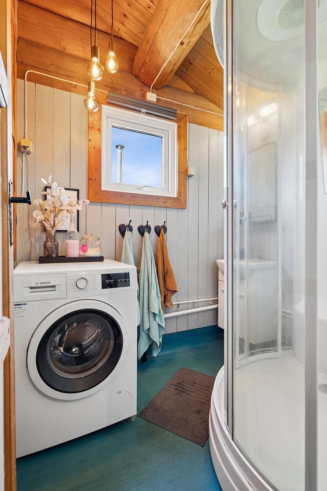 Badet har elektriske varmekabler i gulvet, dusjkabinett og opplegg for vaskemaskin. Galleribilde