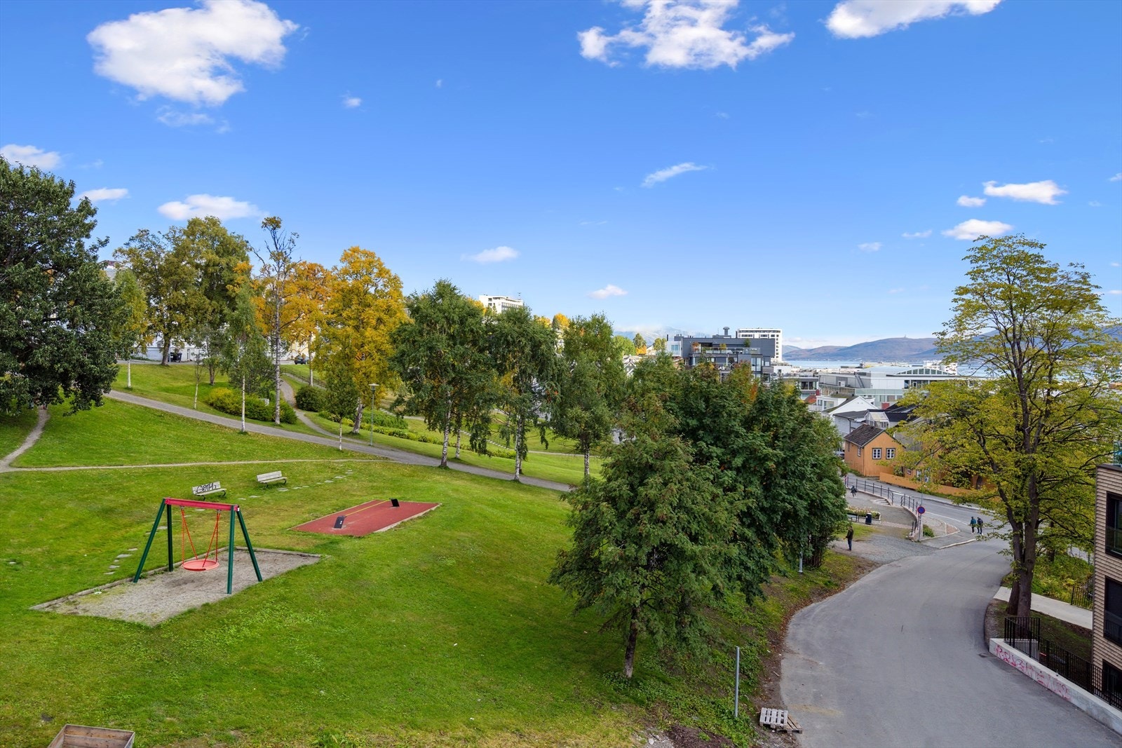 Leiligheten ligger like ved og har flott utsikt til Kongeparken som befinner seg mellom Kongsbakken videregående skole og sentrum (Bilde fra 2023) Galleribilde