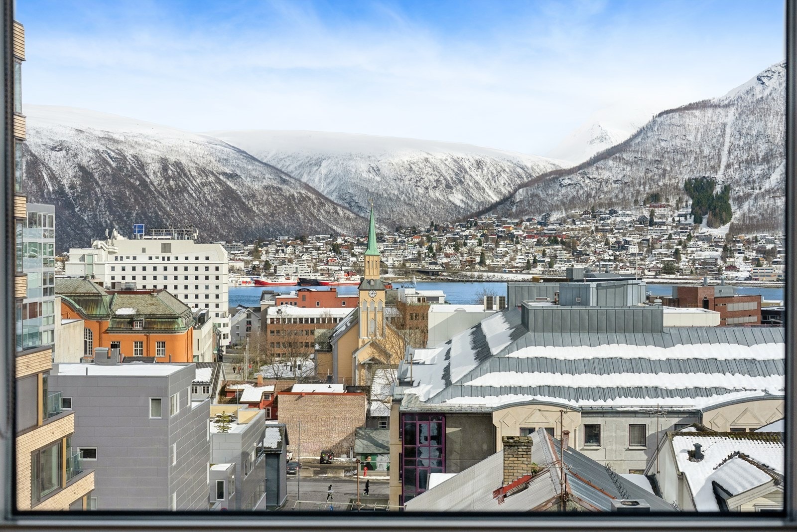Utsikt over Tromsø sentrum, Tromsøysundet og fastlandet med Tromsdalstinden og Fjellheisen Galleribilde