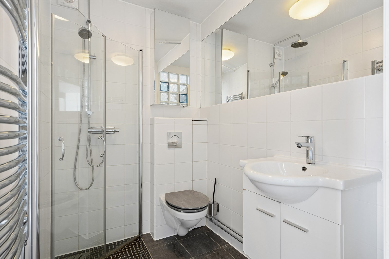Badet er flislagt og har gulvvarme Galleribilde