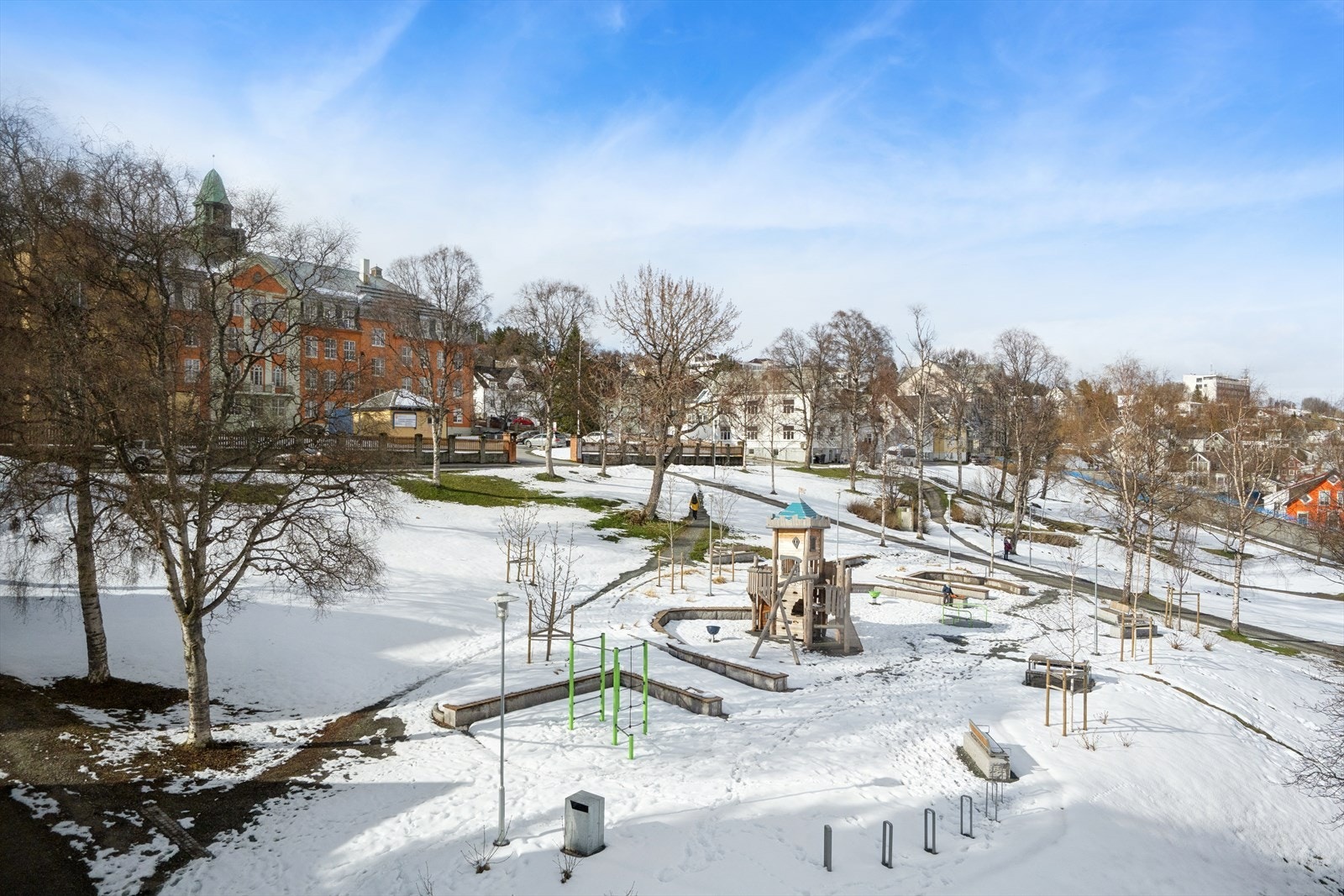 Utsikt fra leiligheten over Kongeparken og Kongsbakken videregående skole som ligger like ovenfor (Bilde fra 28.april 2026) Galleribilde