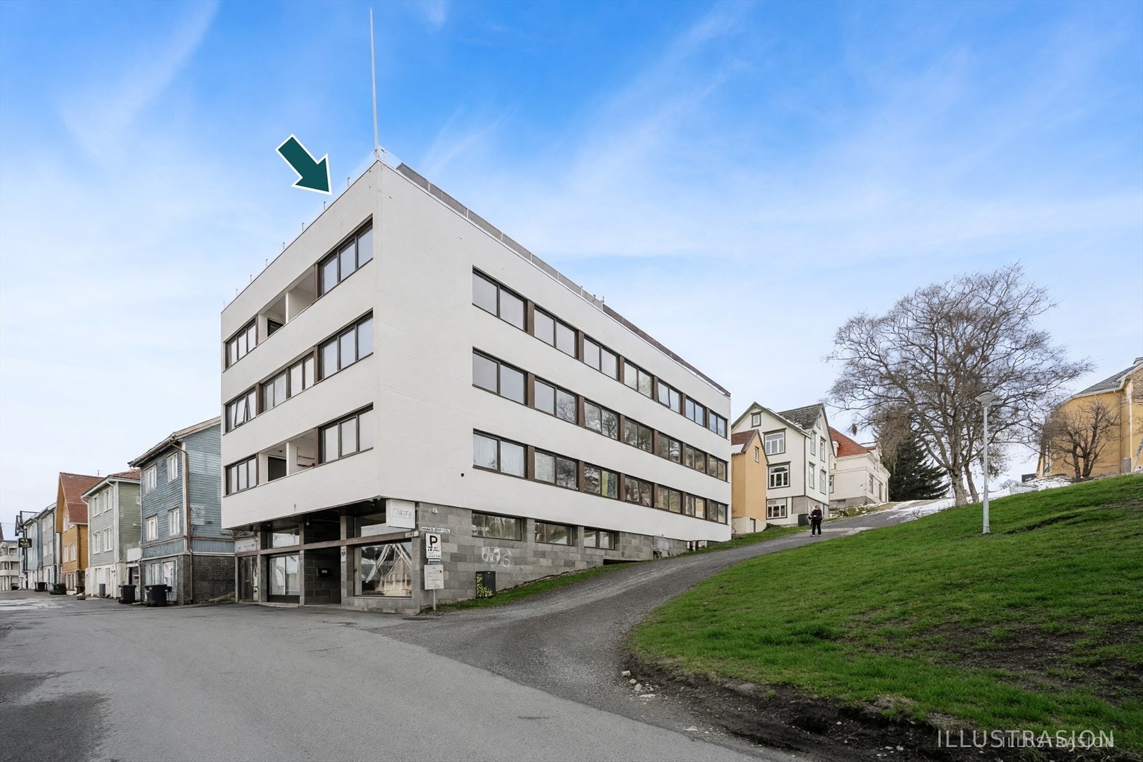 Leiligheten befinner seg øverst på hjørnet i 3.etg. og har utsikt mot Kongeparken og sentrum. Overbygget balkong med morgen- og formiddagsol (Bildet er modifisert ved at snø er erstattet med plen ved hjelp av AI) Galleribilde