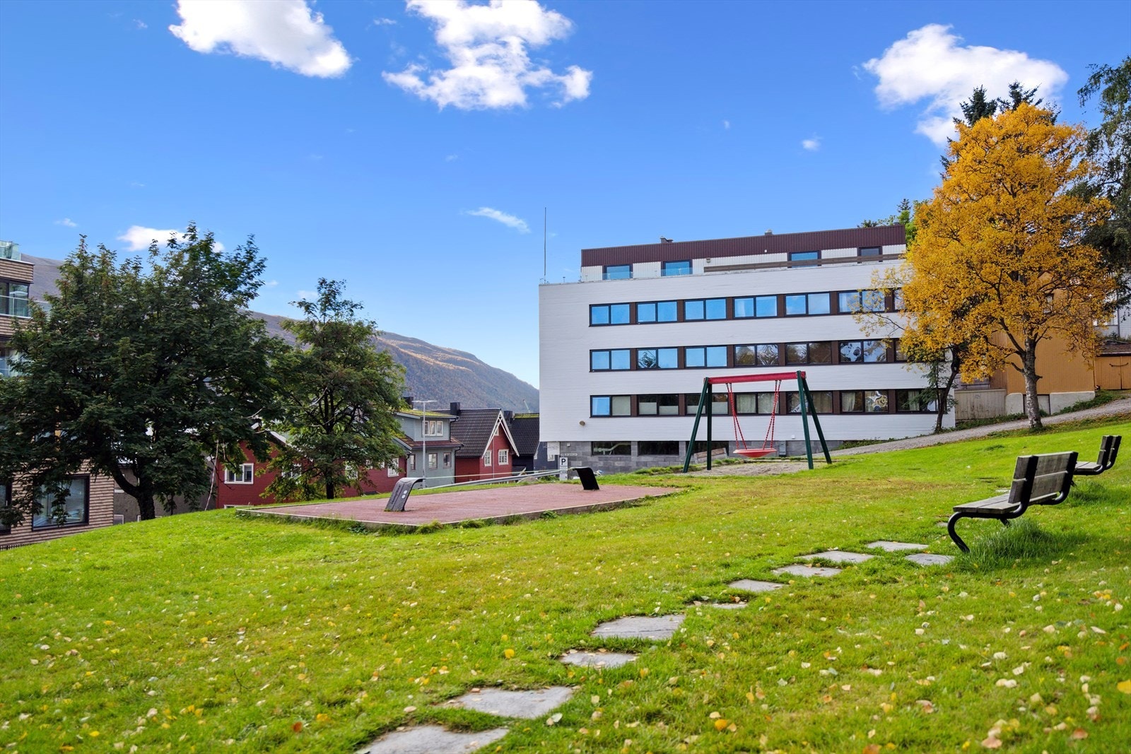 Parkgata 14 befinner seg like ved Kongeparken (Bilde fra 2023) Galleribilde