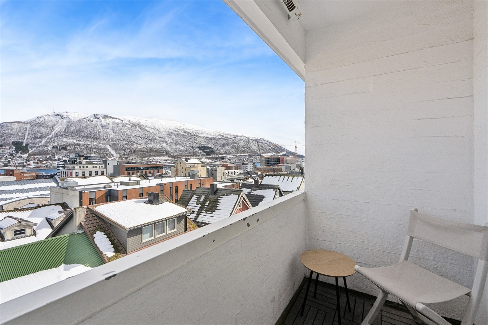 Balkongen har flott utsikt og sol morgen og formiddag Galleribilde