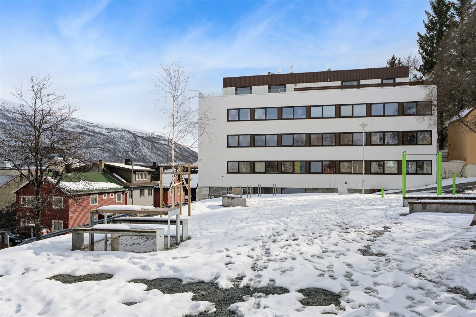 Parkgata 14 befinner seg i Tromsø sentrum og leiligheten befinner seg i nest øverste etasje i front (Bilde fra 28.april 2026) Galleribilde