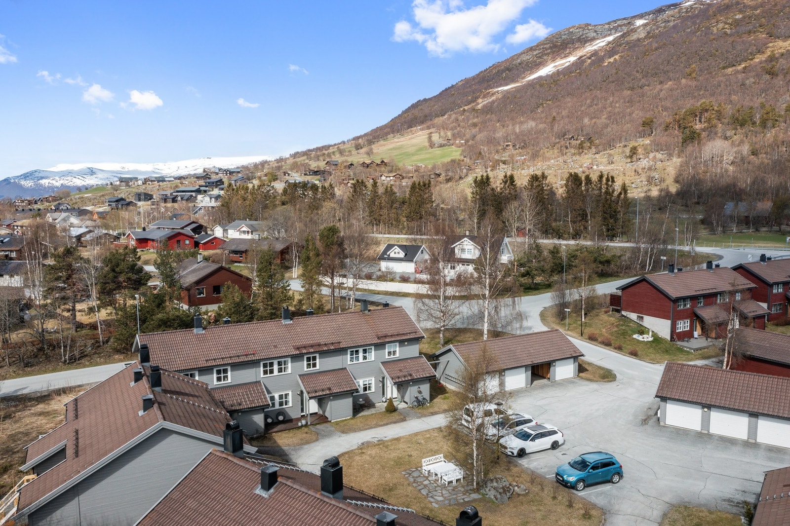Rekkehuset disponere garasjen hvor porten er åpen. Galleribilde