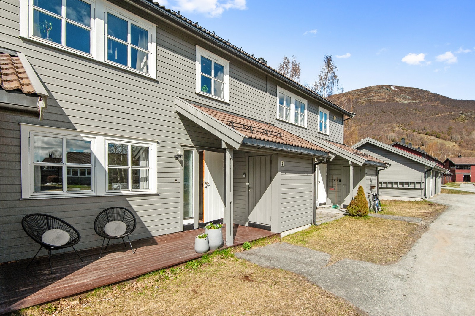 Rekkehuset ligger i et barnevennlig og etablert boligområde. Galleribilde