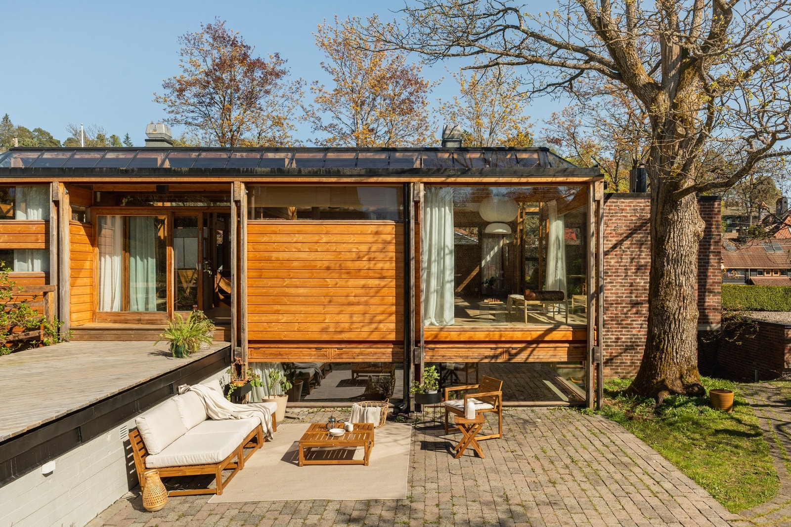 Terrassen har rom for både stor sofagruppe og spisebord. Galleribilde