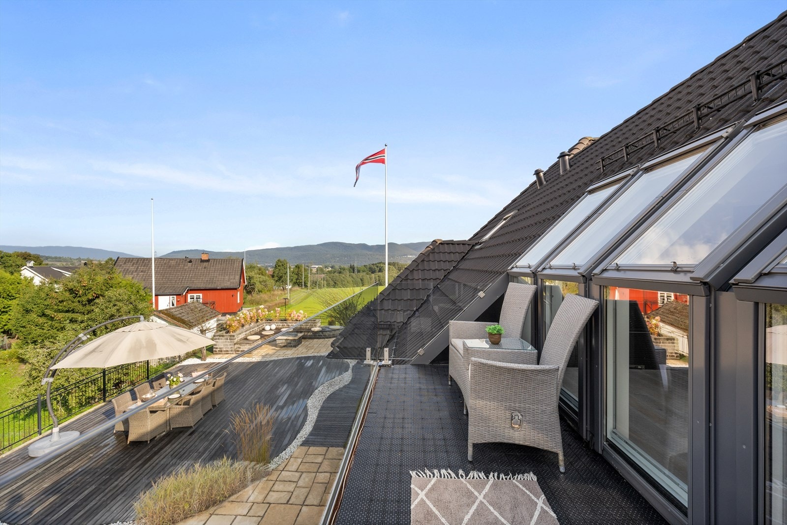 Fra rommet er det utgang til en fin terrasse Galleribilde