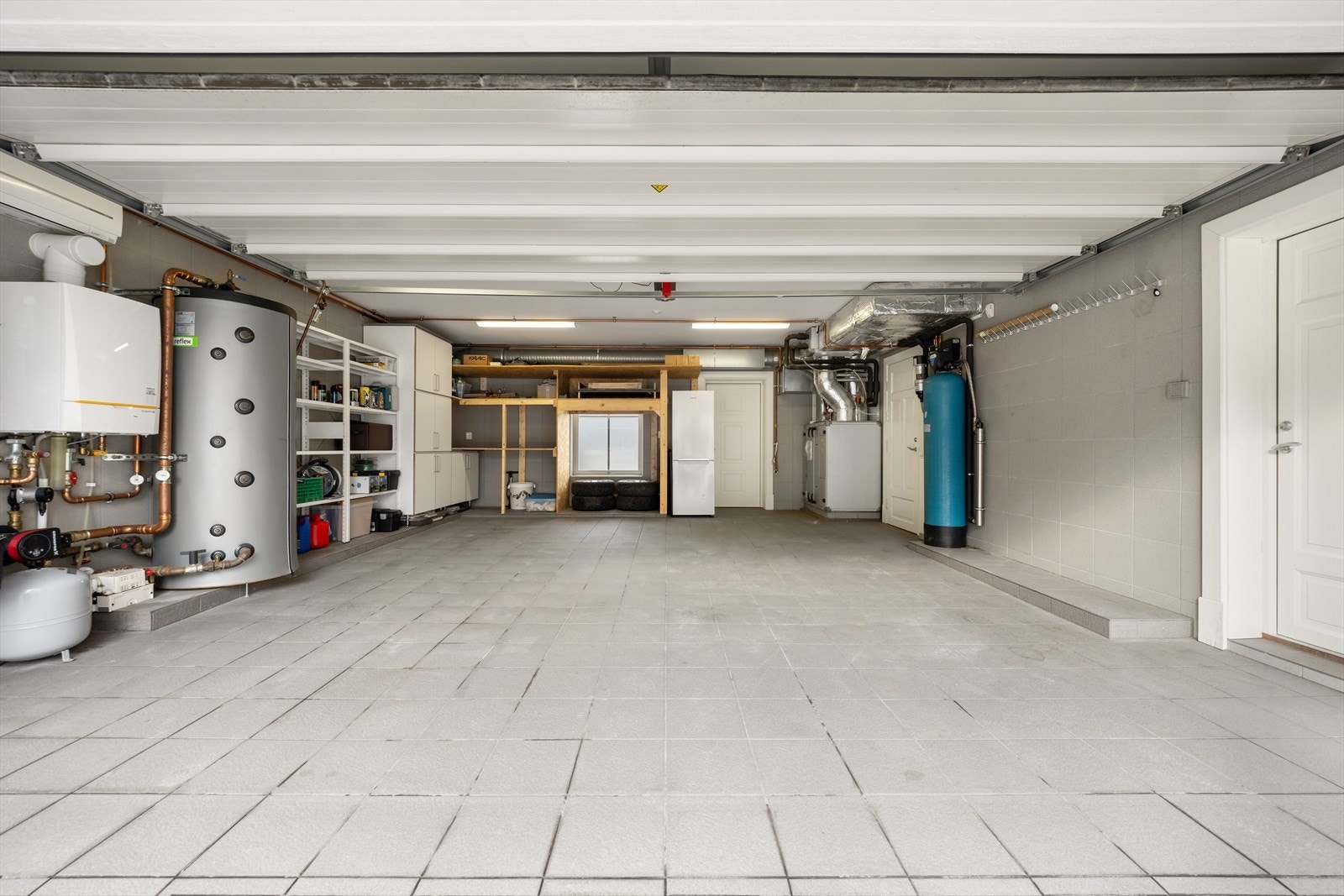Garasje med innvendig adkomst til hus, samt inngang fra baksiden Galleribilde