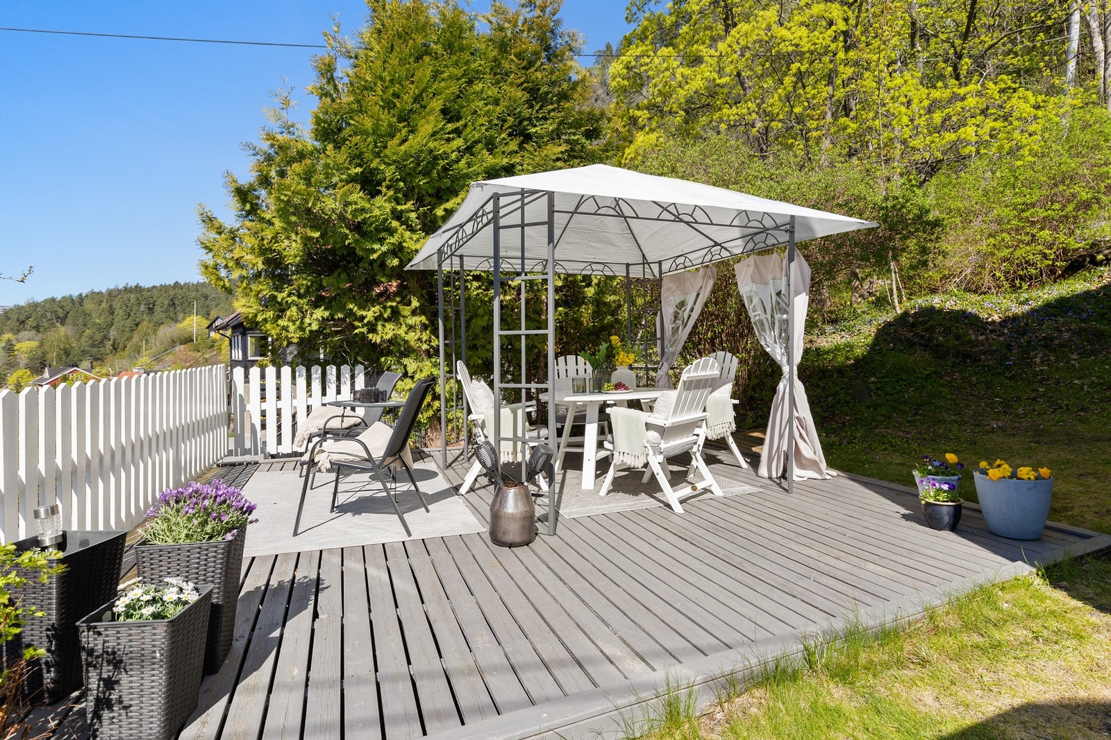 Denne seksjonen disponerer uteområdet foran huset. Galleribilde