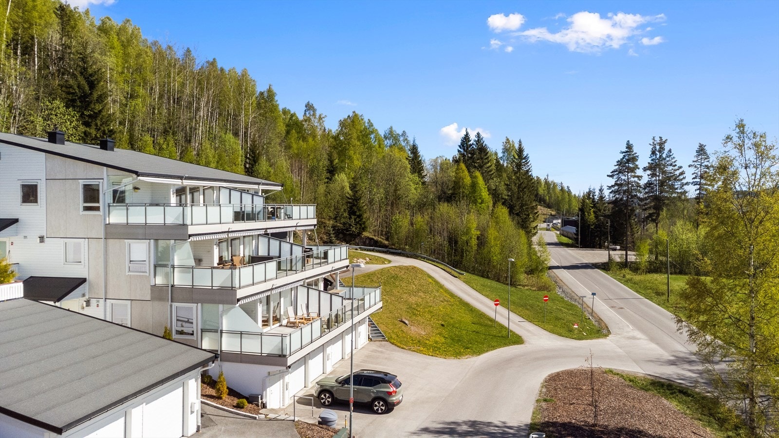 Leiligheten ligger på toppen så her kan man nyte sommeren helt usjenert på toppen! Galleribilde