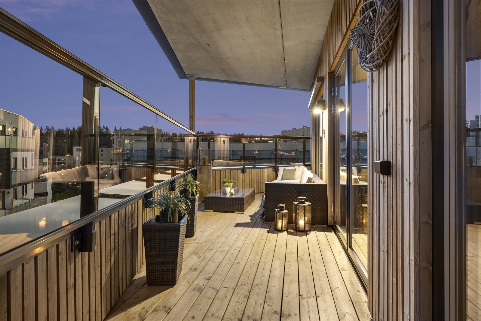 Balkongen har god plass til en loungegruppe, perfekt for å nyte lange kvelder utendørs. Galleribilde