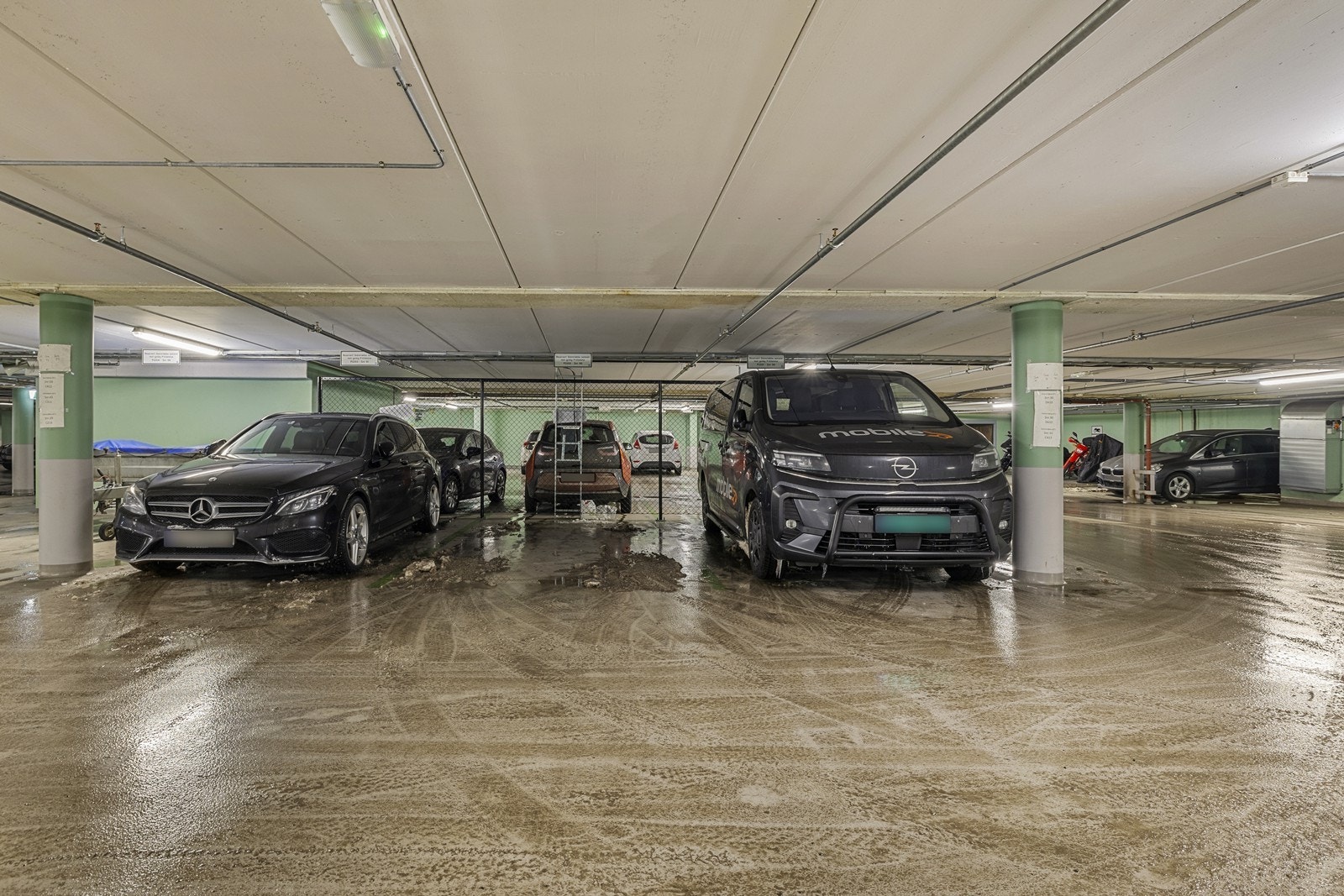 Det medfølger parkeringsplass i felles, lukket garasjeanlegg. Galleribilde