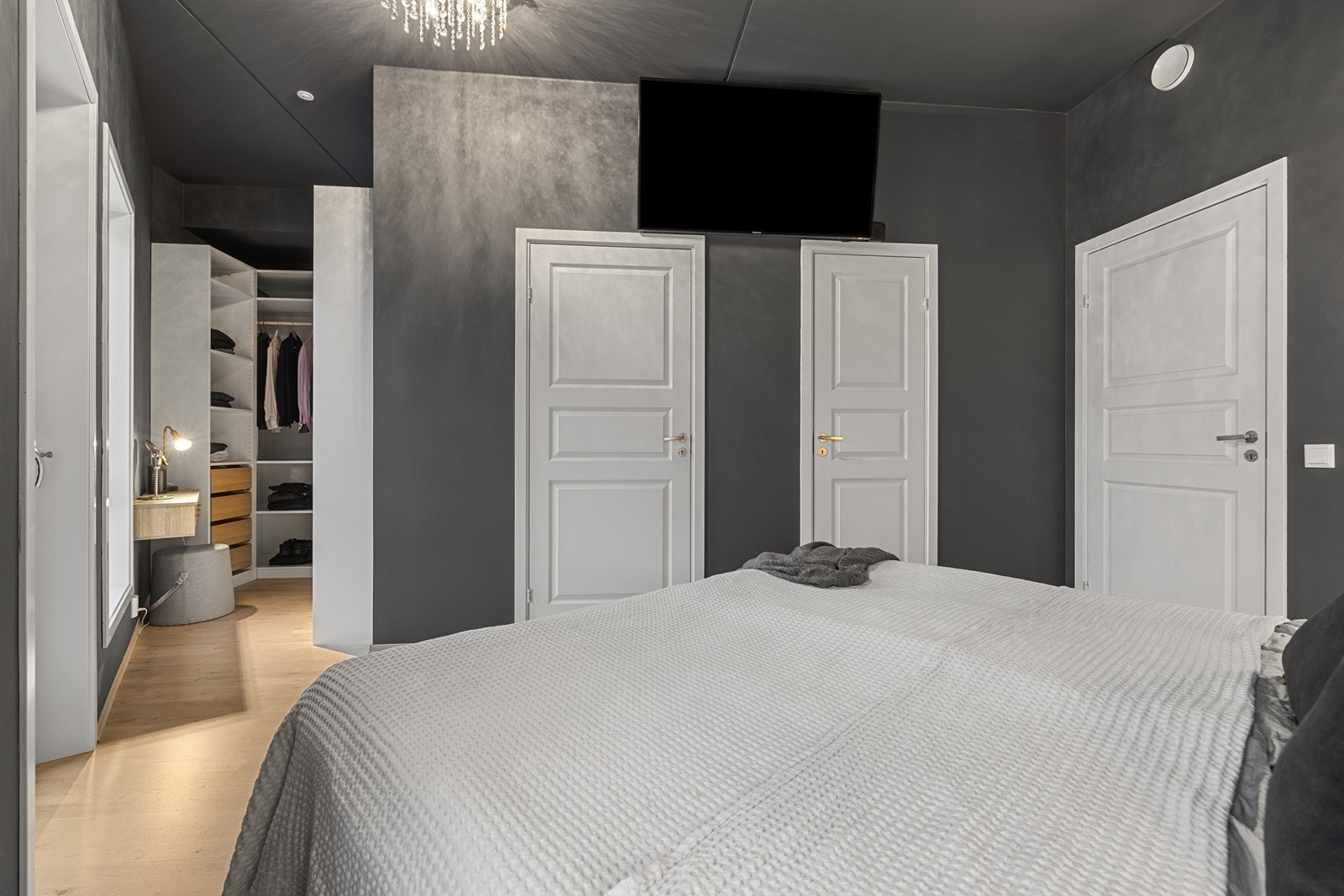 Fra hovedsoverommet er det direkte adkomst til et praktisk walk-in-closet. Galleribilde