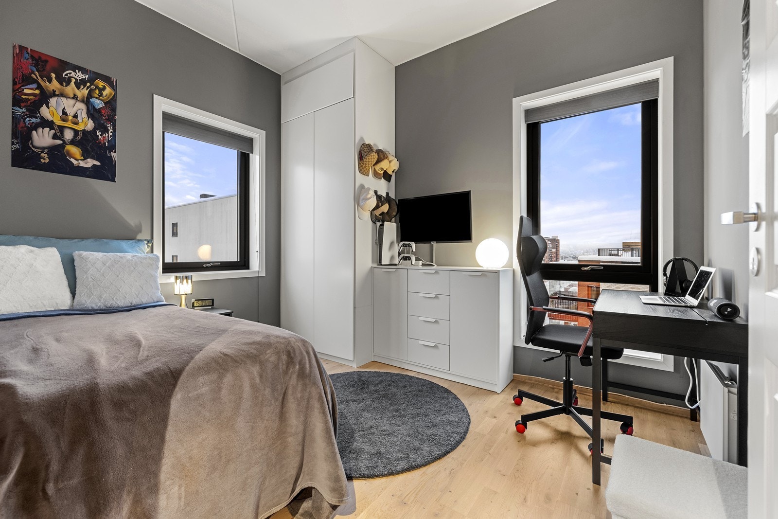 Leilighetens andre soverom er av god størrelse, med plass til seng, skrivebord og garderobe. Galleribilde