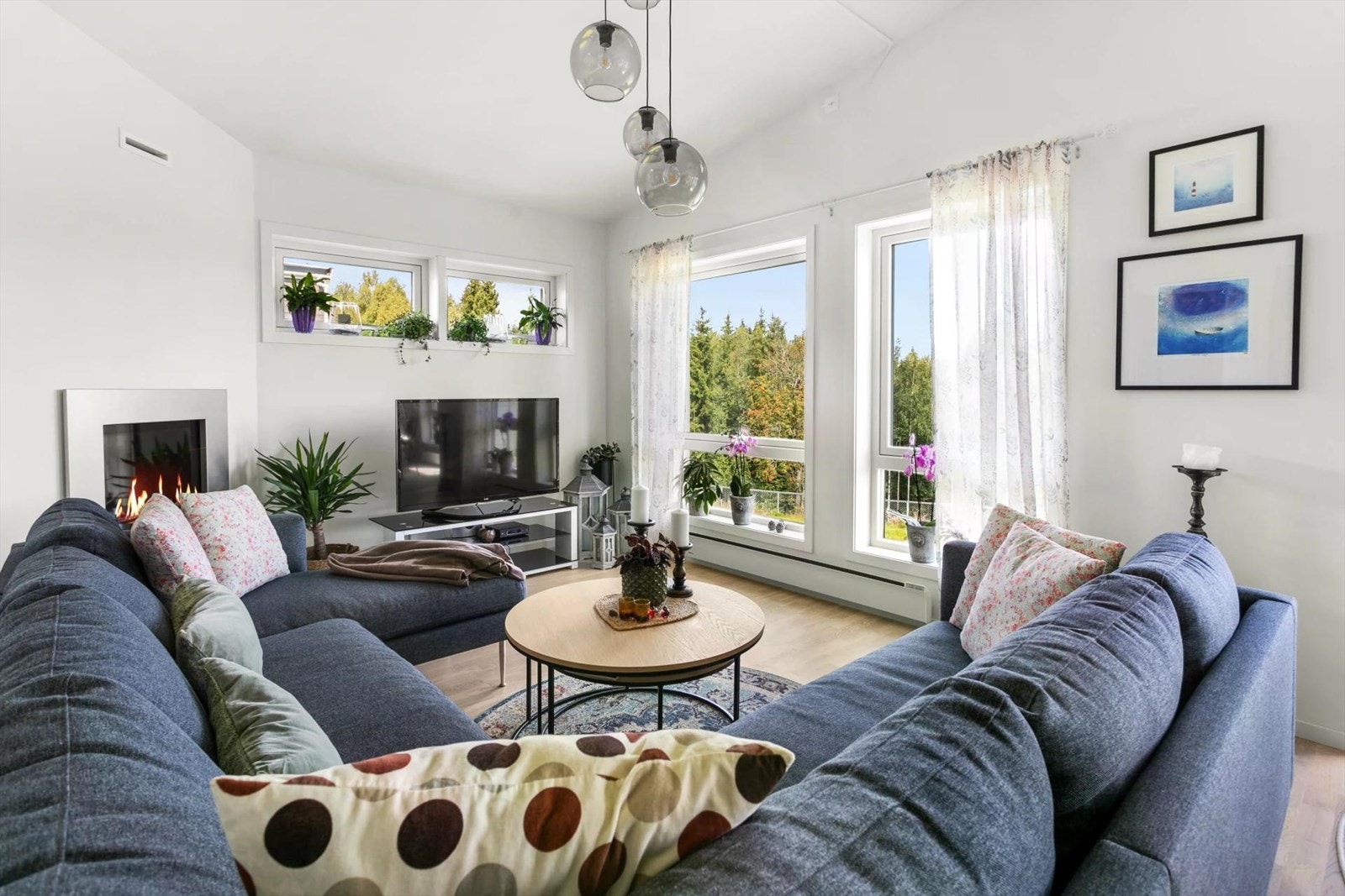 Lun TV/sofakrok med gasspeis - store vindusflater gir fint naturlig lys ! Galleribilde