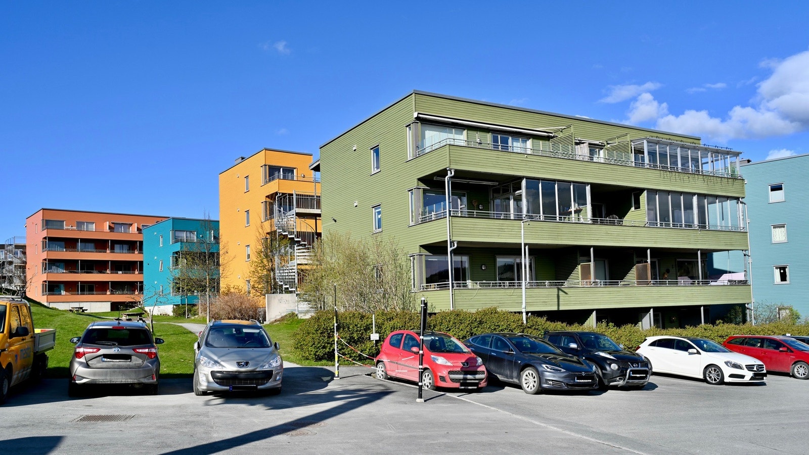 Parkering på felles biloppstillingsplass. Galleribilde