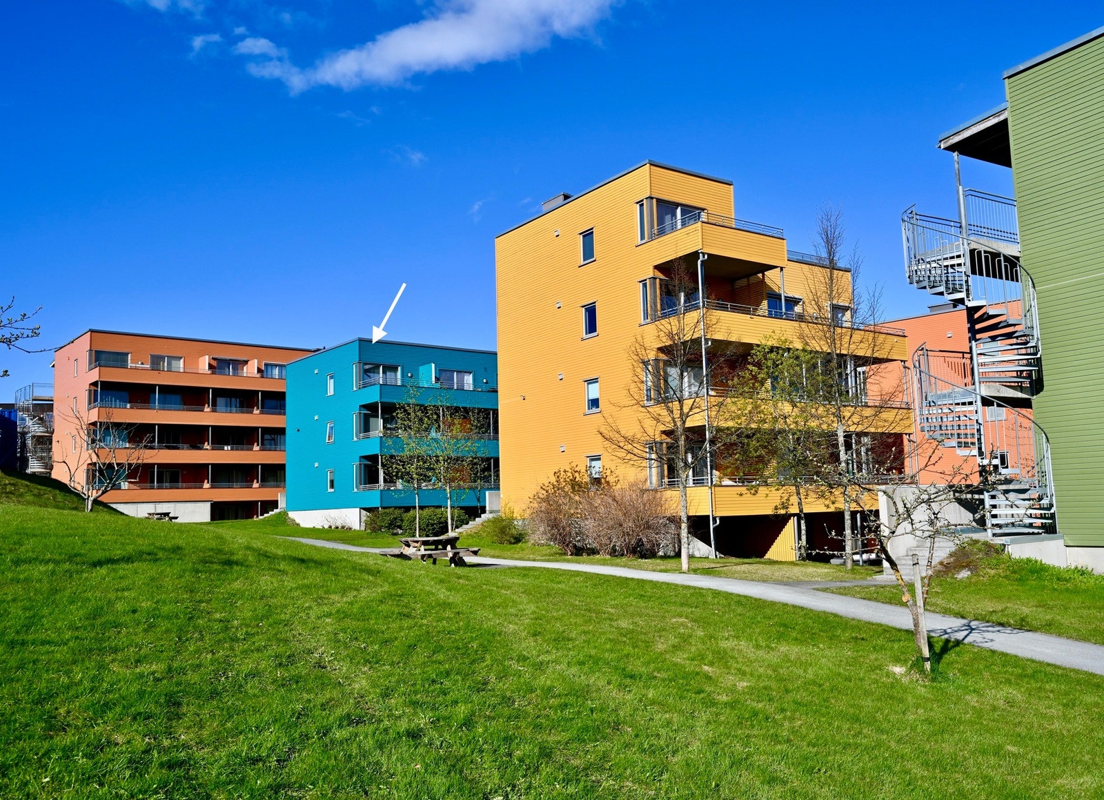 Boligen ligger i umiddelbar nærhet til Estenstadmarka. Marka byr på utallige turnett sommer og vinter, bl.a kan man ta turen til Estenstadshytta eller Estenstaddammen med bademuligheter. Galleribilde